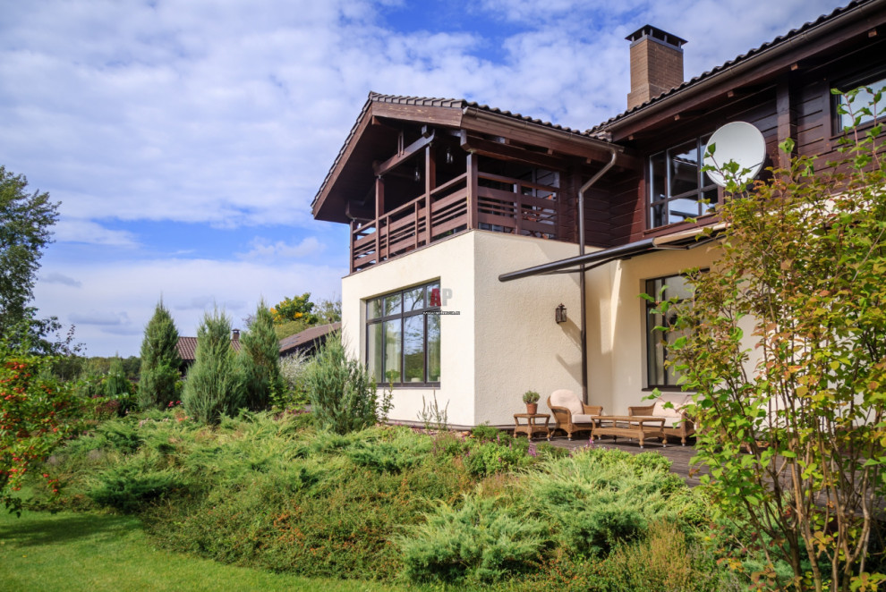 Дом на крутом склоне