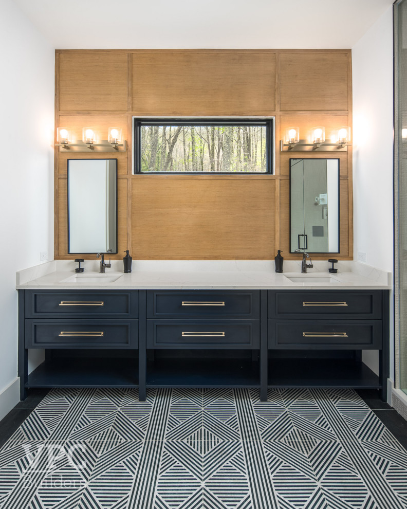 Idee per una stanza da bagno padronale minimalista con consolle stile comò, ante blu, top in quarzite, top bianco, due lavabi e mobile bagno incassato