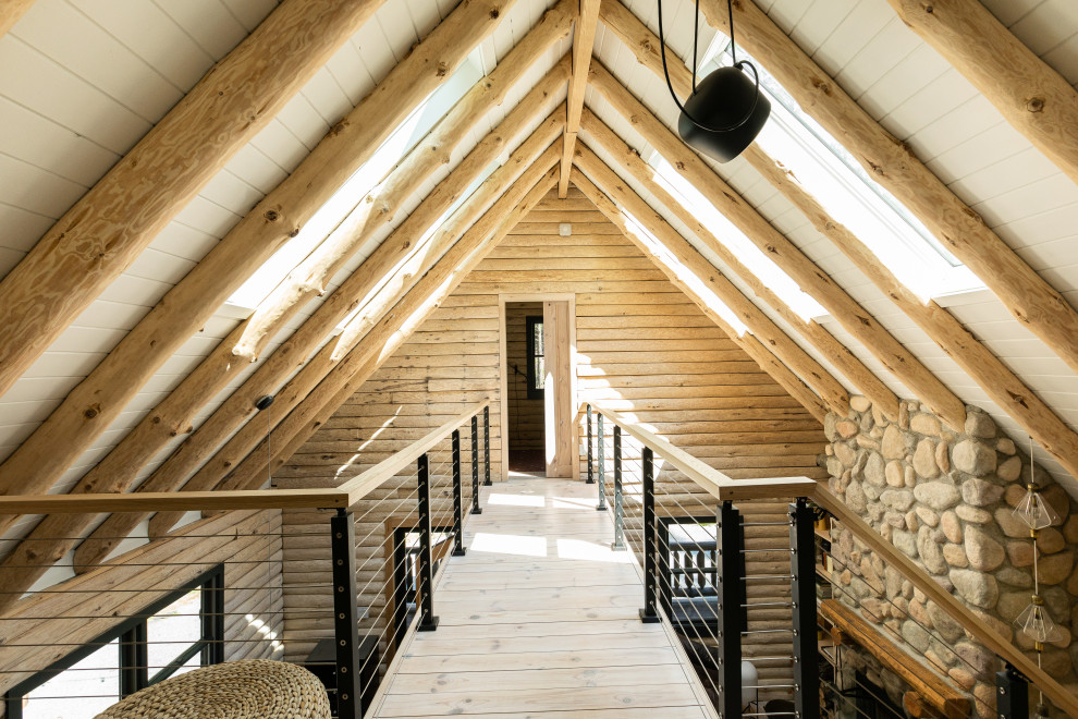 Источник вдохновения для домашнего уюта: коридор среднего размера в стиле рустика с бежевыми стенами, полом из фанеры, бежевым полом, балками на потолке и деревянными стенами