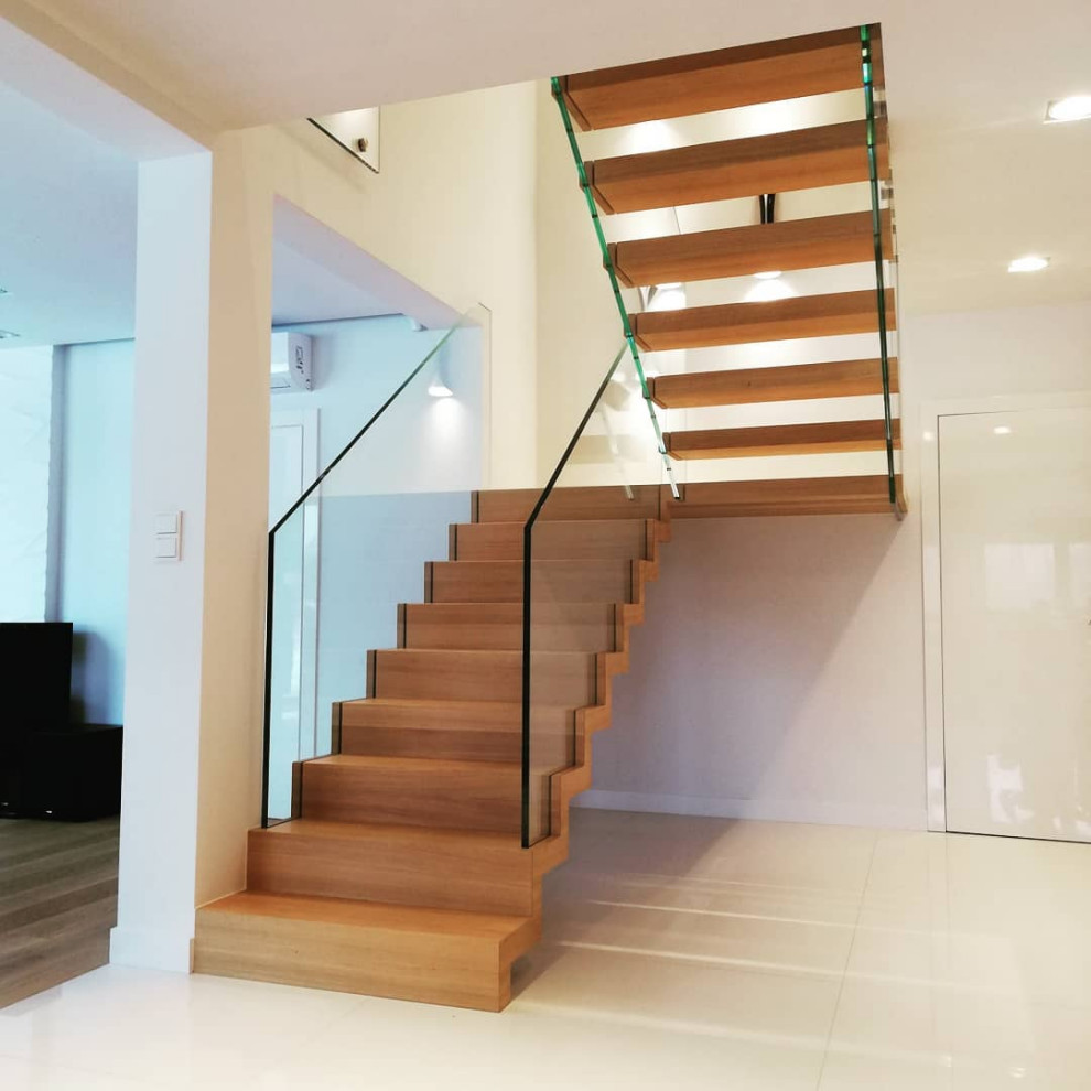 Двухмаршевая лестница с стеклянными перилами