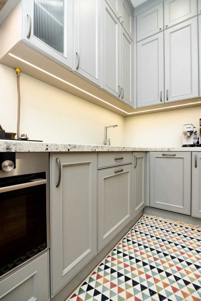 Светло-серая кухня в классическом стиле