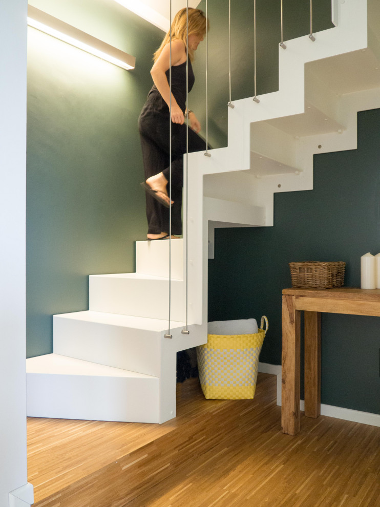 Kleine Stilmix Treppe in U-Form mit gebeizten Holz-Treppenstufen, gebeizten Holz-Setzstufen und Drahtgeländer in Sonstige