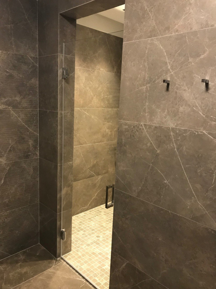 Стеклянная дверь в душевую