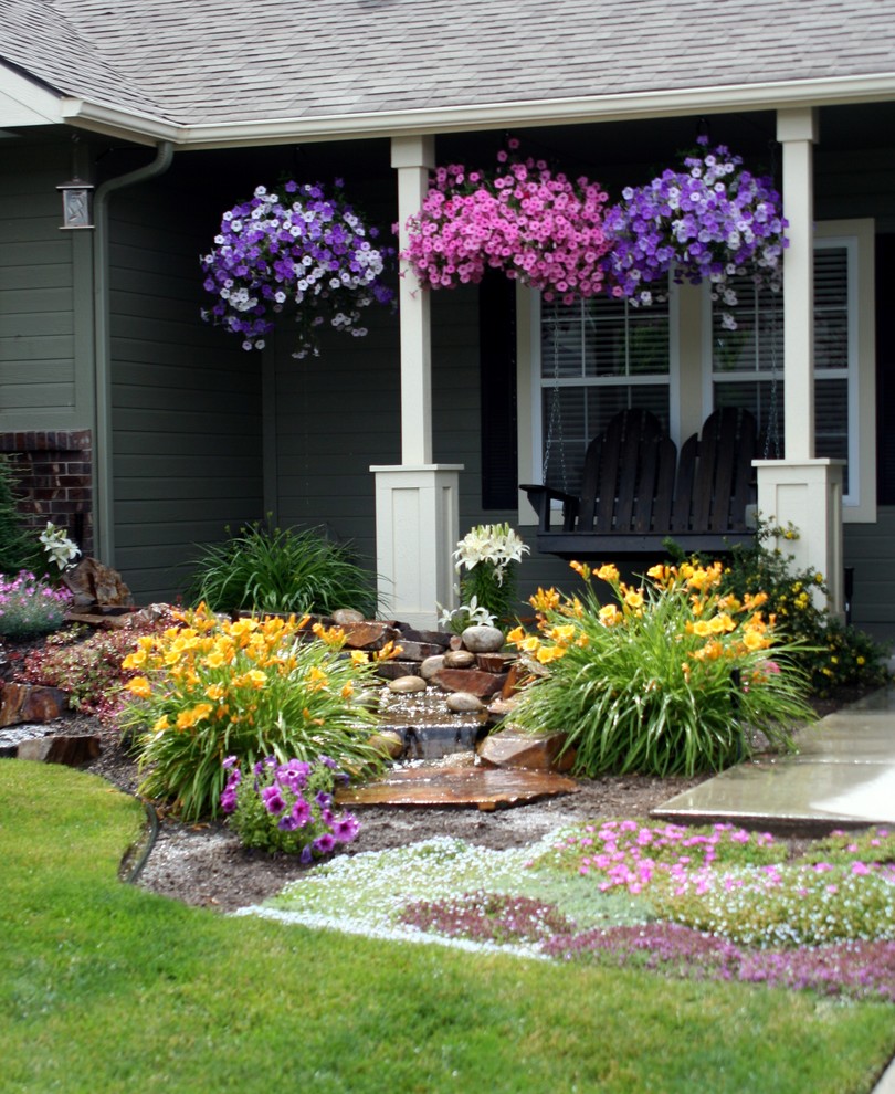 Design ideas for a traditional garden in Boise with a water feature.
