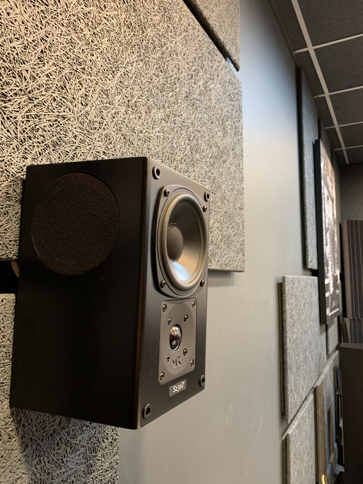 Шоу-рум домашних кинотеатров.