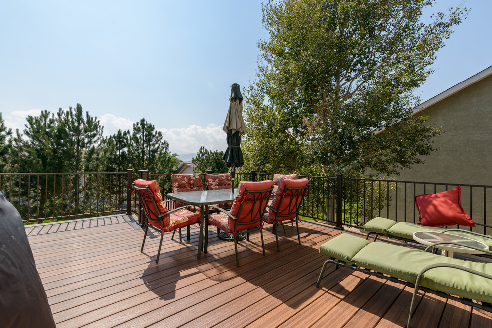 Transitional deck photo in Denver