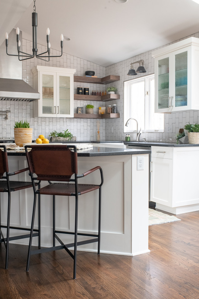 Example of a transitional home design design in Minneapolis