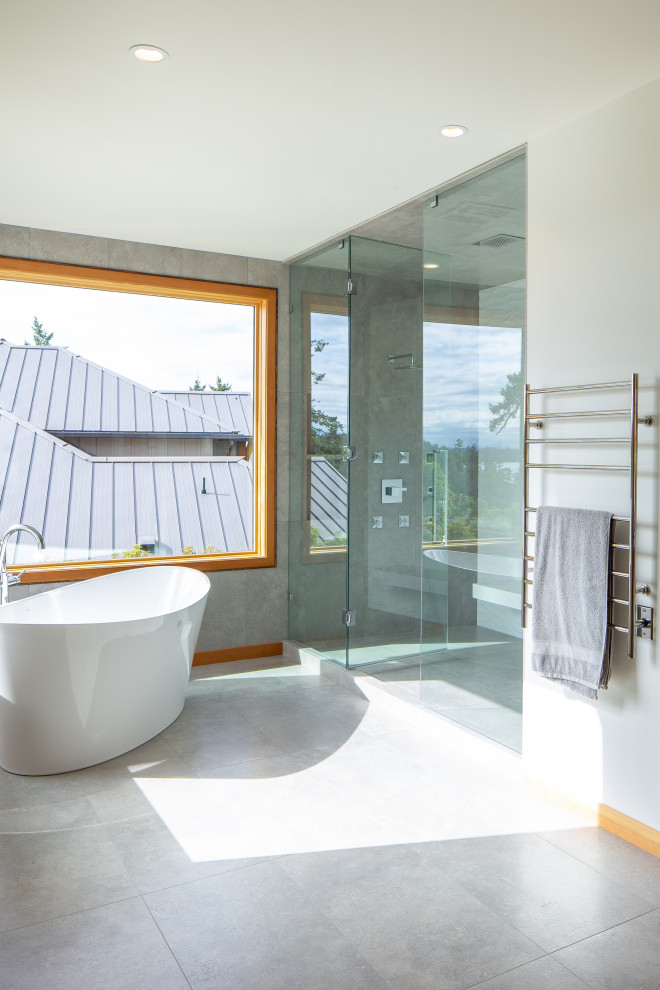 This is an example of a contemporary bathroom in Vancouver.