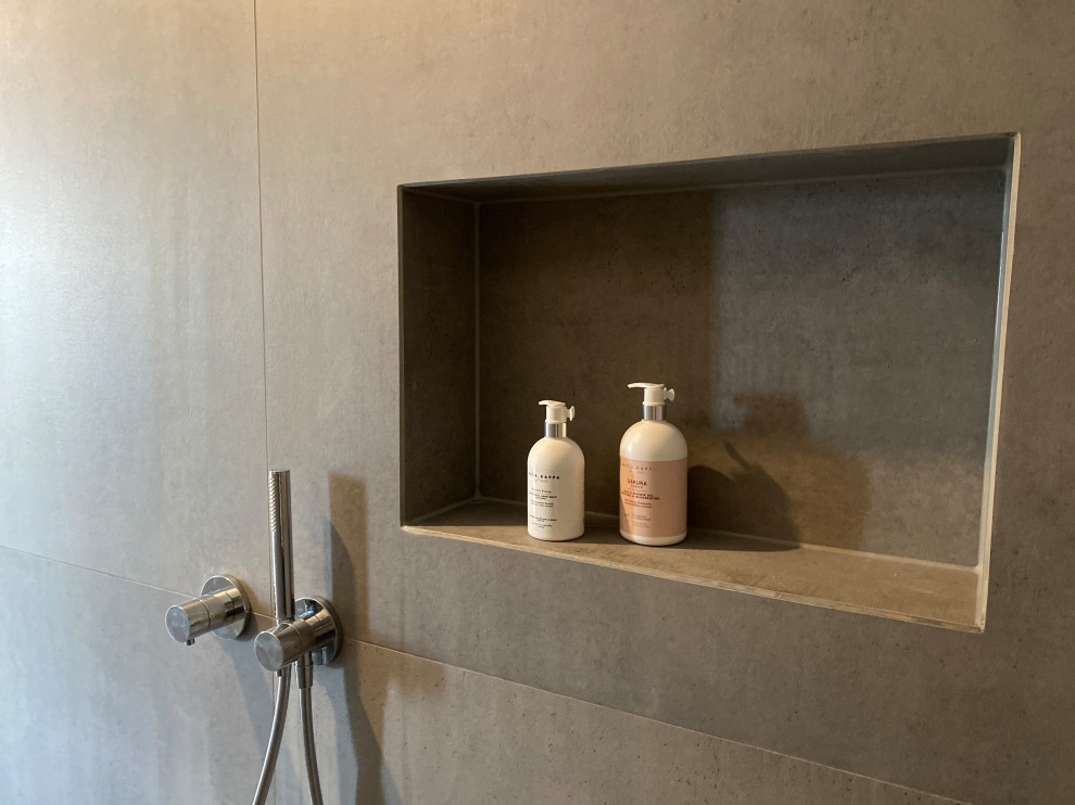 Esempio di un'ampia stanza da bagno padronale design con doccia a filo pavimento, pareti grigie, pavimento in vinile, pavimento grigio, doccia aperta e nicchia