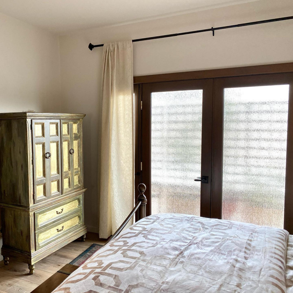 Источник вдохновения для домашнего уюта: спальня среднего размера в стиле фьюжн с полом из винила, коричневым полом и балками на потолке