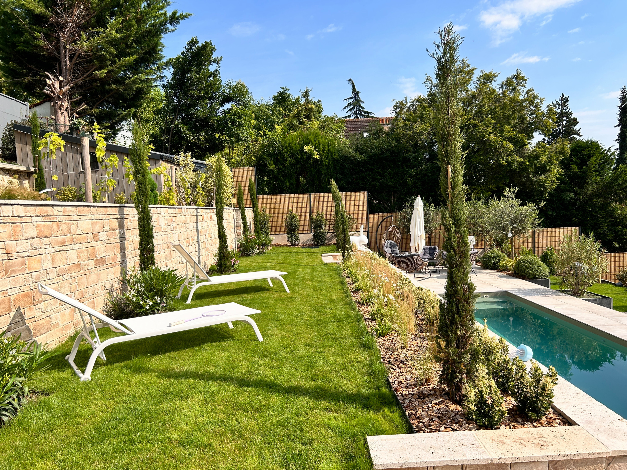 Un jardin en pente d'ambiance méditerranéenne