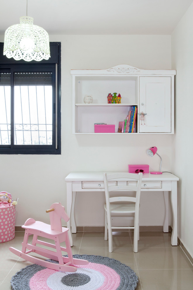 Inspiration for a mid-sized scandinavian kids' room for kids 4-10 years old and girls in Tel Aviv with pink walls.