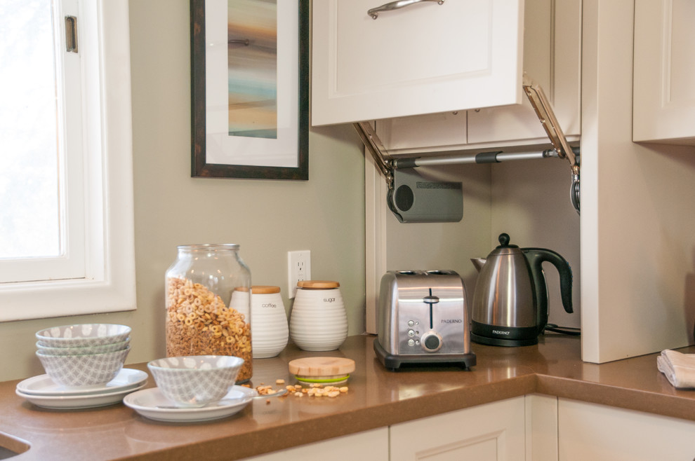 Inspiration for a transitional l-shaped eat-in kitchen remodel in Toronto with an island