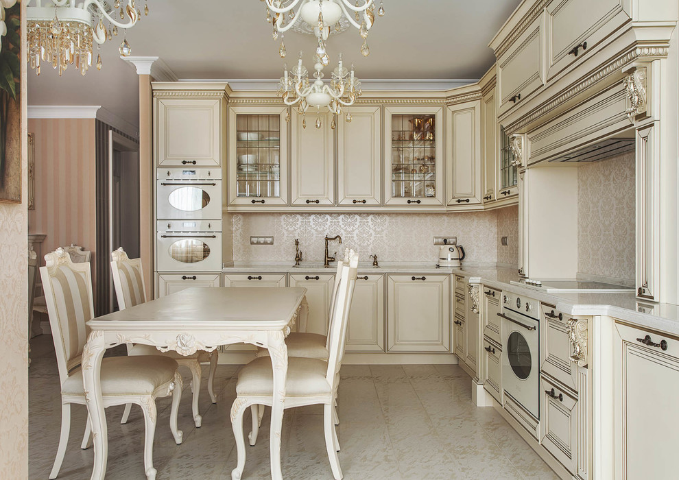 This is an example of a mid-sized traditional kitchen in Moscow.