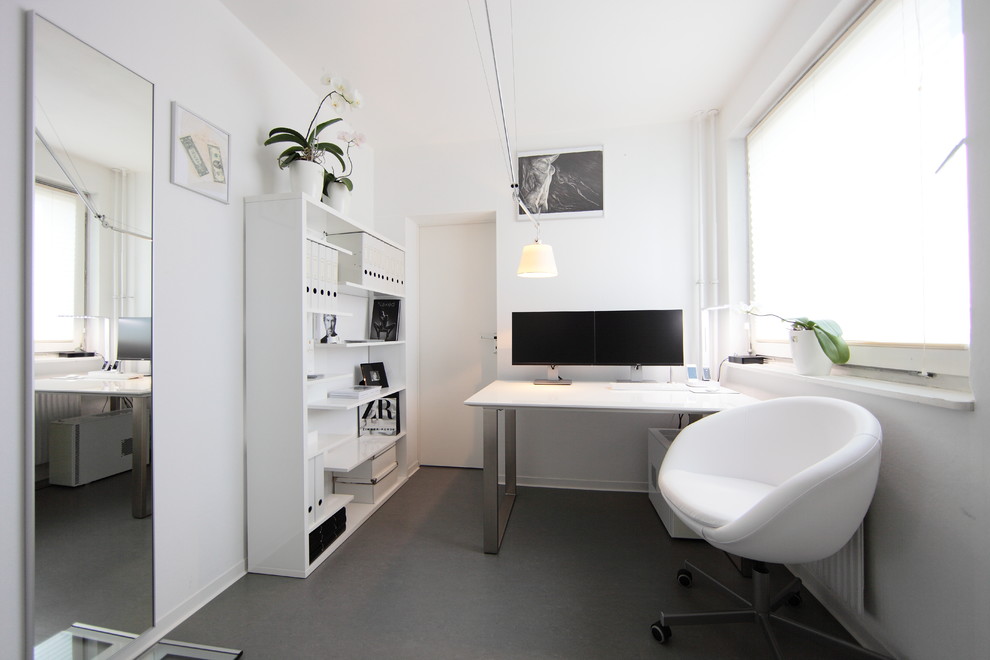 Inspiration for a small modern home office in Berlin.