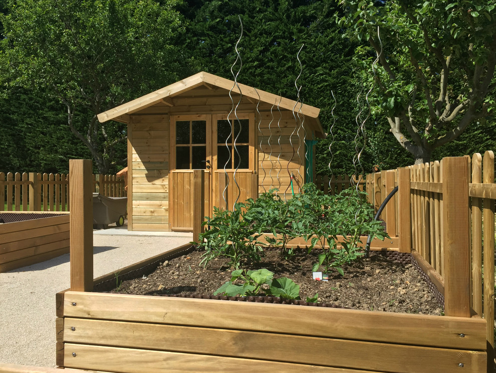 Mid-sized contemporary backyard garden in Angers with a vegetable garden and gravel.