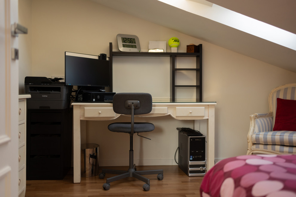 Idée de décoration pour une petite chambre de fille tradition avec un bureau, un mur blanc, parquet clair et un sol marron.