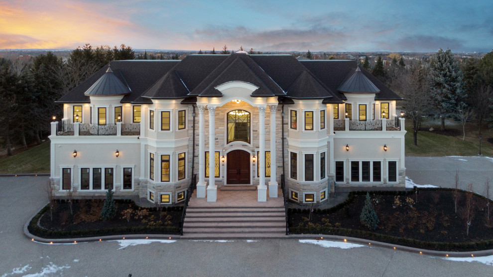 Inspiration for a transitional home design remodel in Toronto
