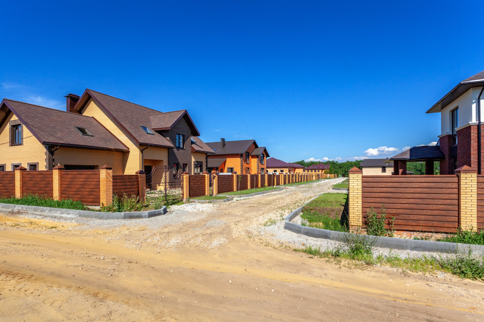 Фасады домов в поселке " Дубровка"