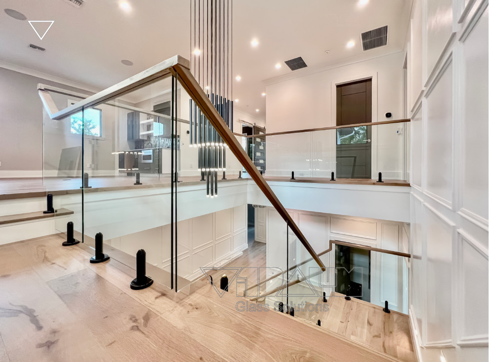 Gerade, Mittelgroße Moderne Treppe mit Holz-Setzstufen und Stahlgeländer in Orlando