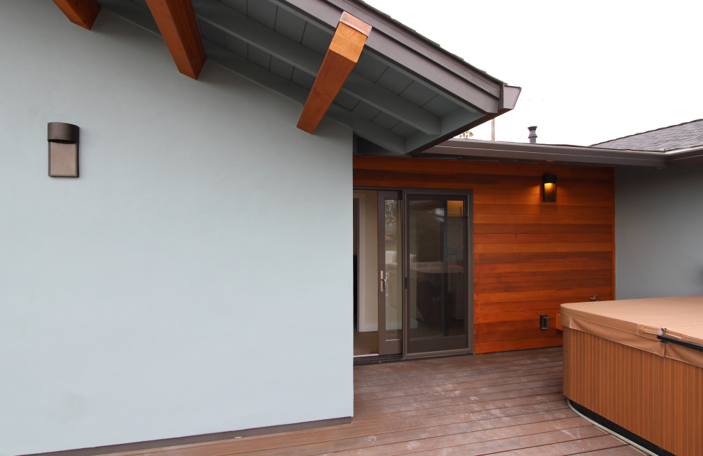 Example of a mid-sized transitional side yard deck design with no cover