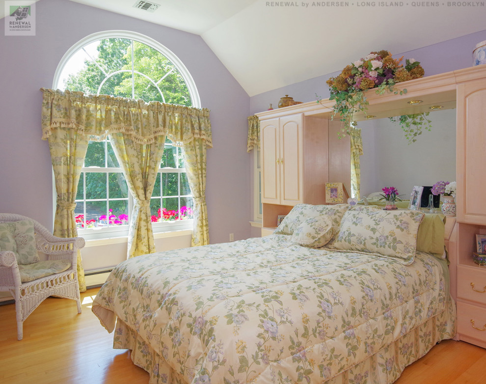 Idee per una camera matrimoniale di medie dimensioni con pareti viola, parquet chiaro, nessun camino e soffitto a volta