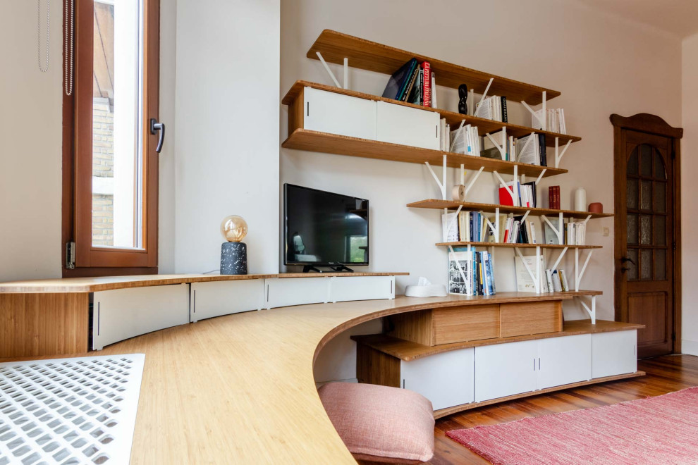 Cette photo montre un grand bureau tendance avec une bibliothèque ou un coin lecture, un mur blanc, un sol en bois brun, aucune cheminée, un bureau intégré, un sol marron et un plafond décaissé.