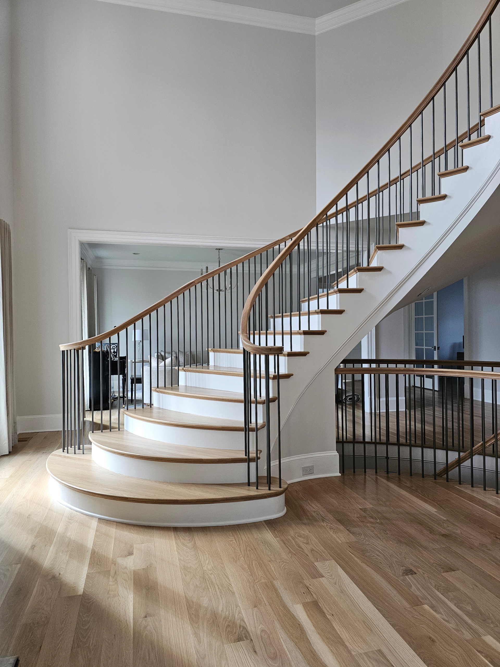 116_Elegant & Eye-catching Curved Staircase, Leesburg VA 20175
