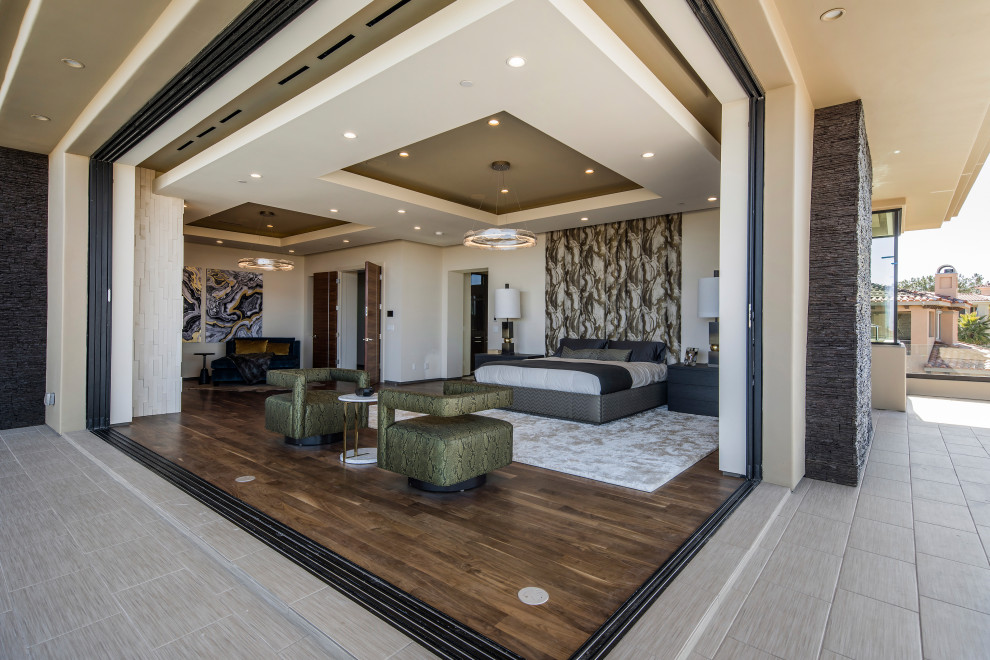 ラスベガスにある巨大なコンテンポラリースタイルのおしゃれな主寝室のレイアウト