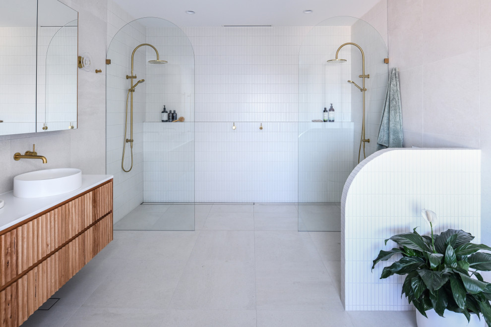 Idéer för att renovera ett mycket stort maritimt en-suite badrum, med skåp i mellenmörkt trä, ett fristående badkar, en dubbeldusch, en vägghängd toalettstol, gul kakel, porslinskakel, vita väggar, klinkergolv i porslin, ett nedsänkt handfat, bänkskiva i kvarts, vitt golv och med dusch som är öppen