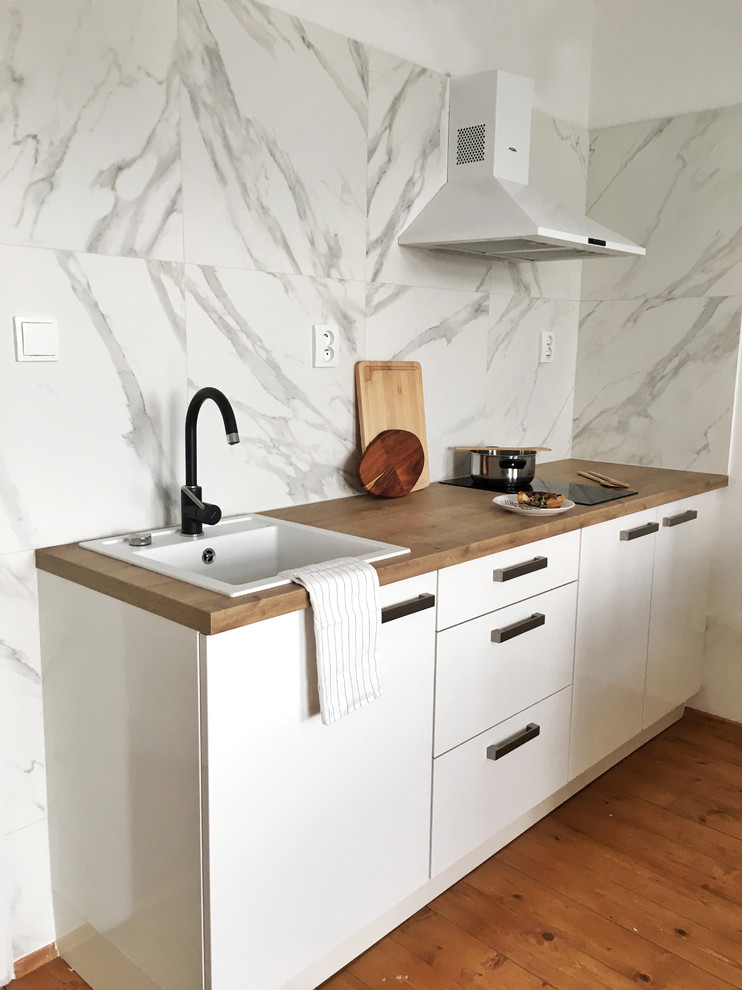 Inspiration for a small scandinavian single-wall eat-in kitchen in Barcelona with a single-bowl sink, flat-panel cabinets, white cabinets, laminate benchtops, grey splashback, ceramic splashback, coloured appliances, medium hardwood floors and no island.