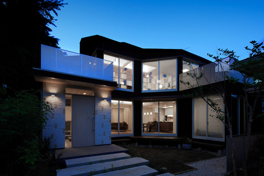 Design ideas for a mid-sized contemporary two-storey brown house exterior in Tokyo with a shed roof and a metal roof.