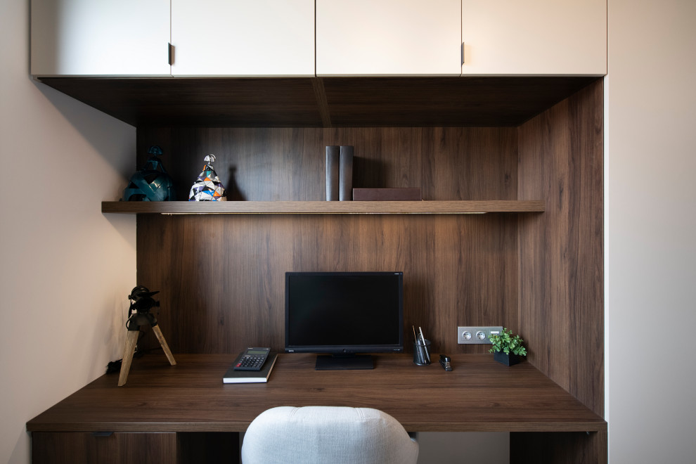Inspiration för mellanstora moderna hemmabibliotek, med laminatgolv, ett inbyggt skrivbord och grått golv