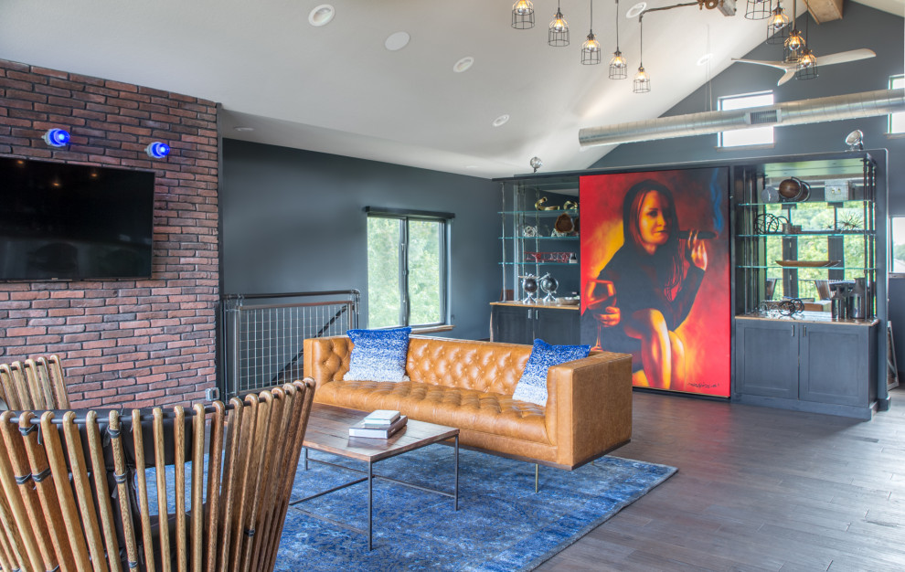 Ispirazione per un soggiorno design di medie dimensioni e chiuso con pareti blu, parquet scuro, nessun camino, soffitto a volta, TV a parete e pavimento marrone
