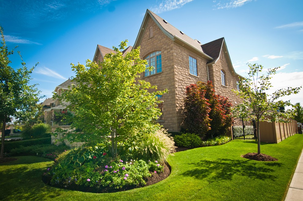 Design ideas for a transitional full sun front yard landscaping in Toronto.
