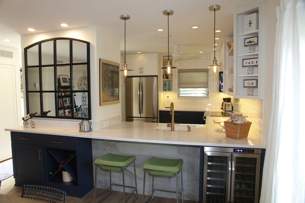 Inspiration for a transitional kitchen in Miami with white splashback.