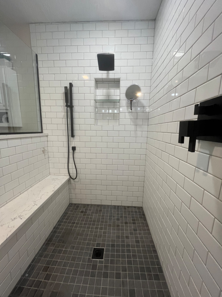 Idées déco pour une salle de bain principale campagne de taille moyenne avec un placard à porte shaker, des portes de placard blanches, une douche d'angle, WC séparés, un carrelage blanc, un carrelage métro, un mur beige, un sol en carrelage de porcelaine, un lavabo encastré, un plan de toilette en quartz, un sol gris, une cabine de douche à porte battante, un plan de toilette blanc, une niche, meuble simple vasque et meuble-lavabo encastré.