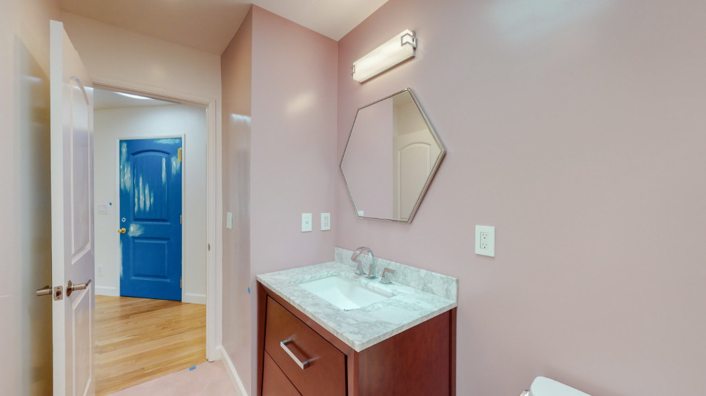 Стильный дизайн: ванная комната в современном стиле с коричневыми фасадами, полновстраиваемой ванной, белой плиткой, плиткой мозаикой, розовыми стенами, полом из мозаичной плитки, врезной раковиной, мраморной столешницей, белым полом, разноцветной столешницей, тумбой под одну раковину и встроенной тумбой - последний тренд