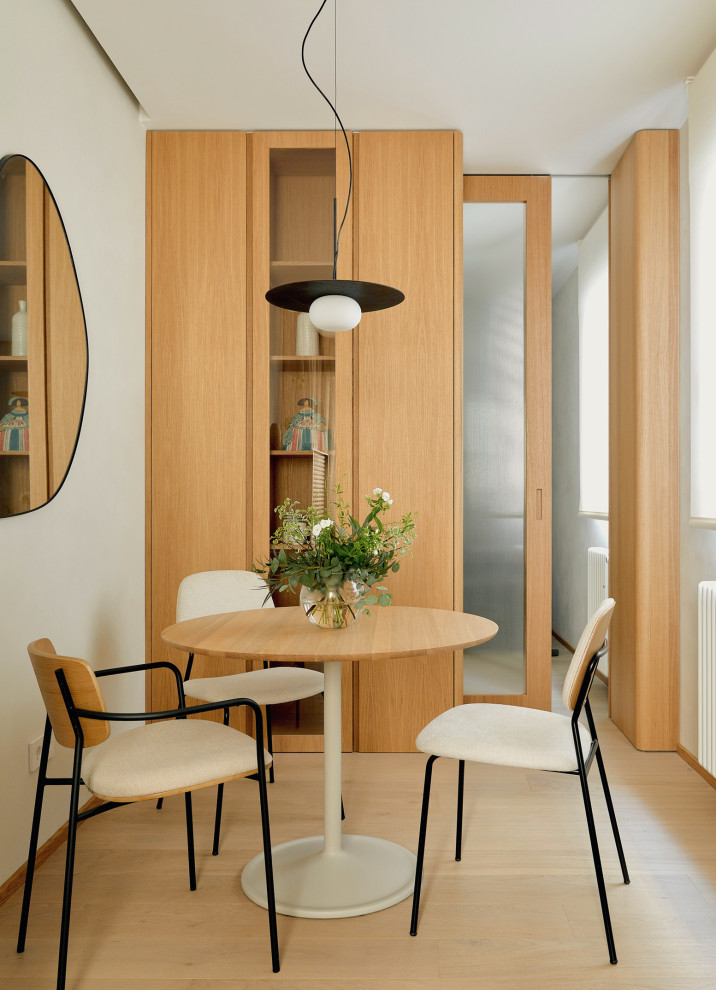 Modelo de comedor escandinavo pequeño abierto con suelo de madera clara y panelado