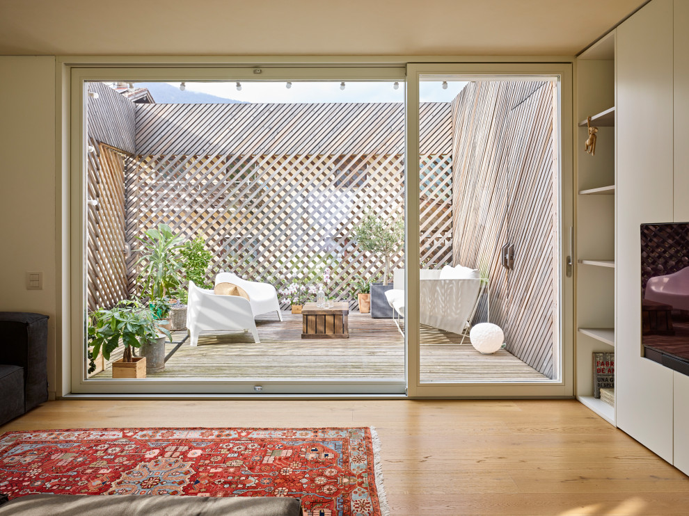 Idee per una veranda nordica con pavimento in legno massello medio e pavimento beige