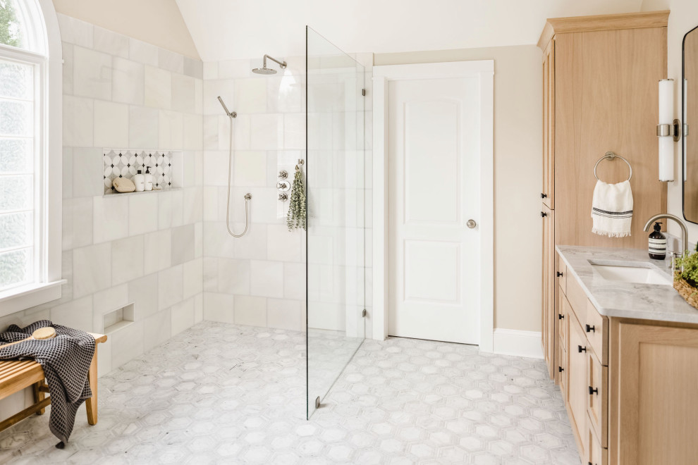 Exempel på ett stort klassiskt grå grått en-suite badrum, med skåp i shakerstil, skåp i ljust trä, en kantlös dusch, en toalettstol med separat cisternkåpa, vit kakel, marmorkakel, beige väggar, marmorgolv, ett undermonterad handfat, bänkskiva i kvartsit, grått golv och med dusch som är öppen
