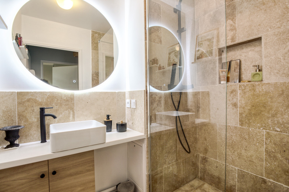Exempel på ett mellanstort medelhavsstil vit vitt badrum med dusch, med luckor med profilerade fronter, skåp i ljust trä, en kantlös dusch, en toalettstol med separat cisternkåpa, beige kakel, travertinkakel, vita väggar, travertin golv, ett nedsänkt handfat, laminatbänkskiva, beiget golv och med dusch som är öppen