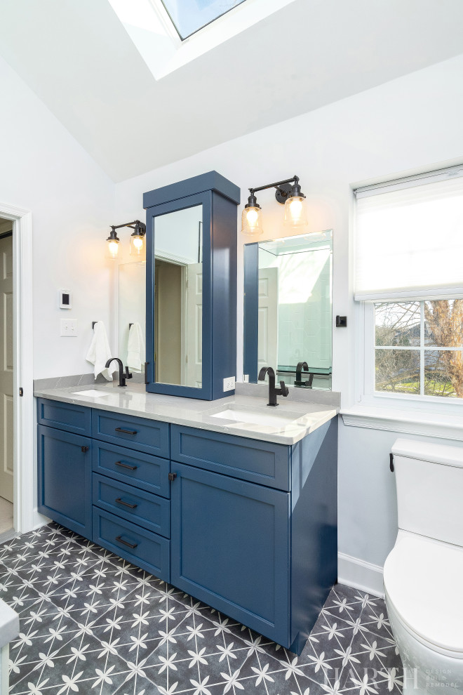 Cette image montre une douche en alcôve principale traditionnelle de taille moyenne avec un placard à porte shaker, des portes de placard bleues, WC séparés, un carrelage blanc, des carreaux de porcelaine, un mur gris, un sol en carrelage de porcelaine, un lavabo encastré, un plan de toilette en quartz modifié, un sol gris, une cabine de douche à porte battante, un plan de toilette gris, un banc de douche, meuble double vasque et meuble-lavabo encastré.