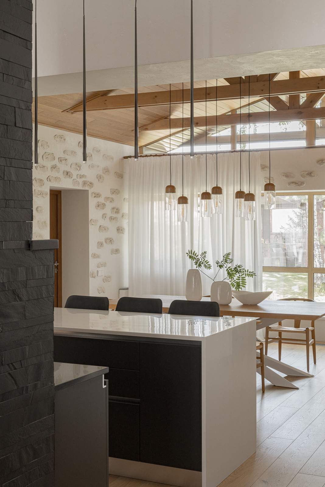 Мебельное наполнение загородного дома. "Родовое гнездо" отца и двух сыновей.