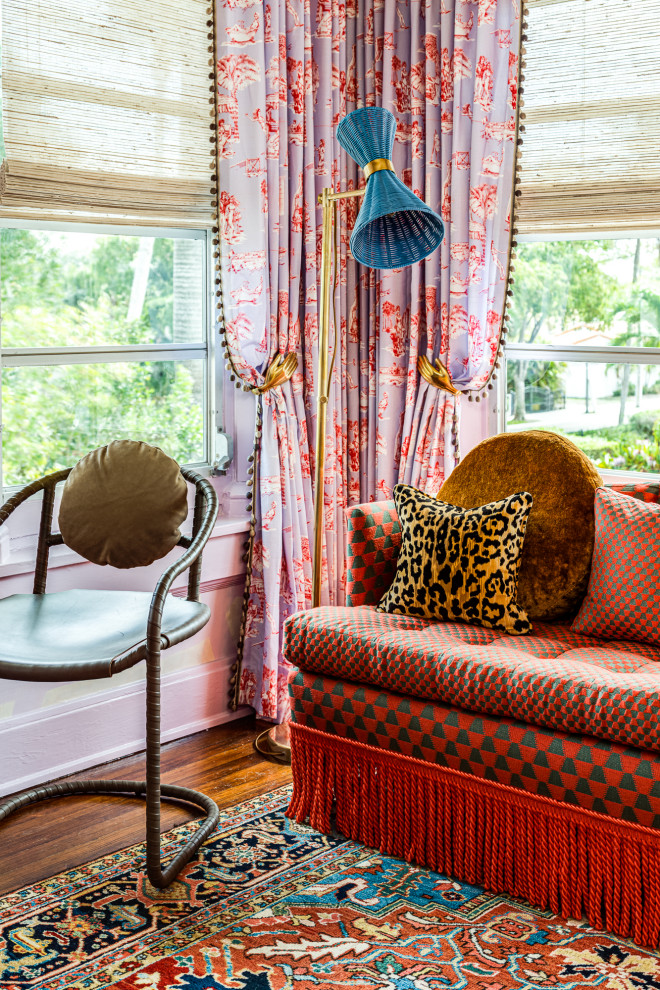 Foto di un piccolo soggiorno boho chic chiuso con pareti rosa, parquet scuro, soffitto in carta da parati e carta da parati