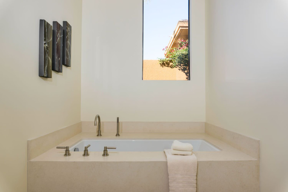 Diseño de cuarto de baño principal moderno de tamaño medio con armarios con paneles lisos, puertas de armario de madera clara, encimera de esteatita y encimeras blancas