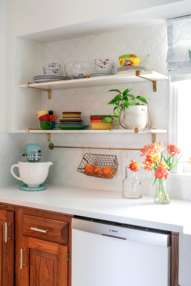 Exempel på ett mellanstort eklektiskt vit vitt u-kök, med en rustik diskho, bänkskiva i kvarts, vitt stänkskydd, stänkskydd i keramik, vita vitvaror, klinkergolv i keramik, en köksö och vitt golv