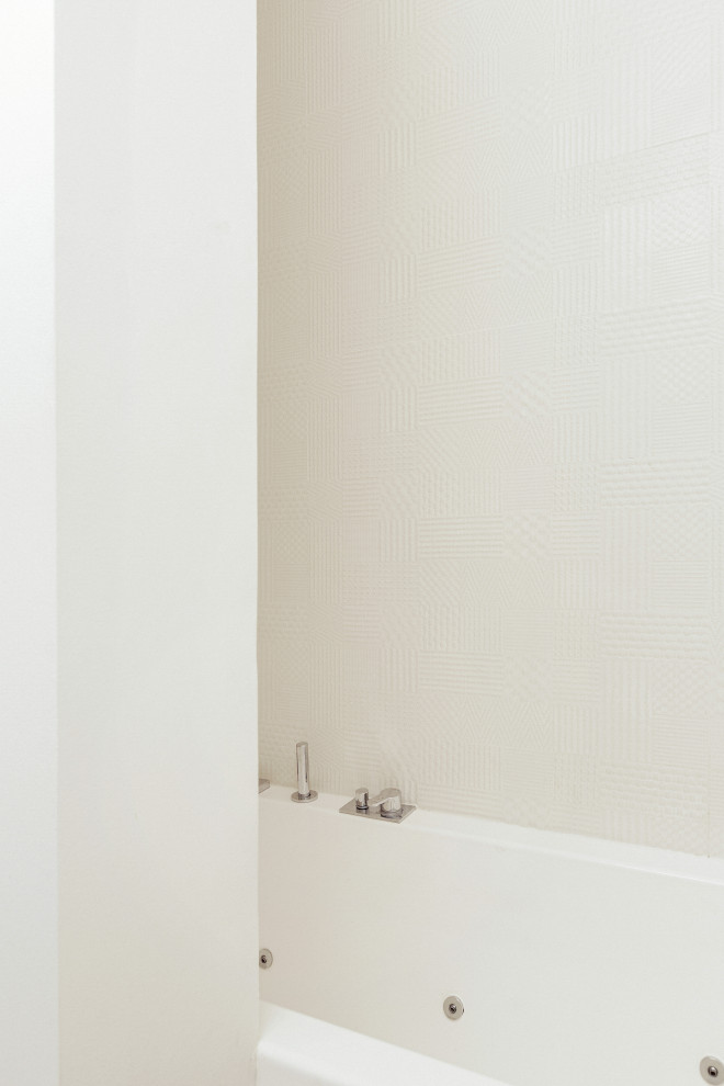 Cette photo montre une salle de bain principale scandinave de taille moyenne avec un placard à porte plane, des portes de placard grises, un bain bouillonnant, WC suspendus, un mur blanc, parquet clair, un plan de toilette blanc, meuble simple vasque et meuble-lavabo suspendu.