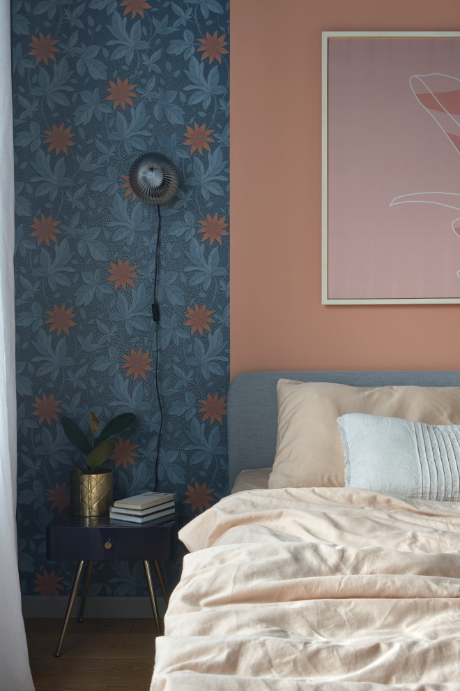 На фото: маленькая хозяйская спальня в скандинавском стиле с синими стенами, паркетным полом среднего тона, обоями на стенах и акцентной стеной для на участке и в саду с