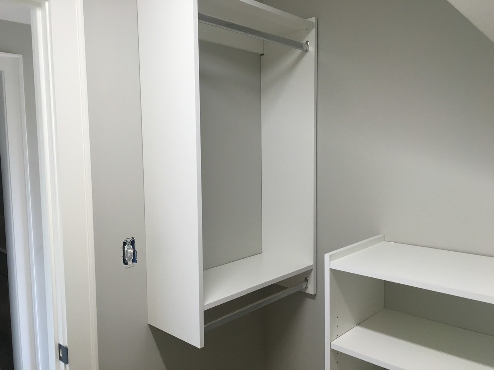 Small transitional home design photo